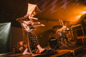 Suasana panggung Levitation 2026 dengan lampu psychedelic dan penonton metal eksperimental