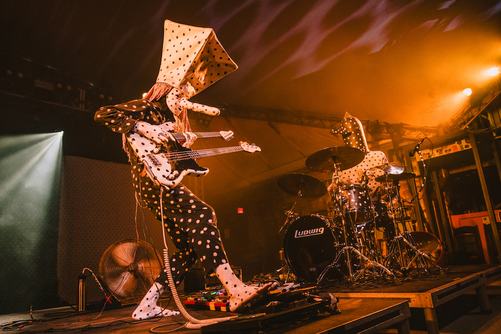 Suasana panggung Levitation 2026 dengan lampu psychedelic dan penonton metal eksperimental
