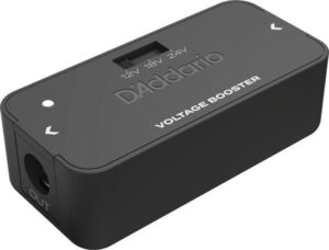 D'Addario XPND Voltage Booster di atas pedalboard metal