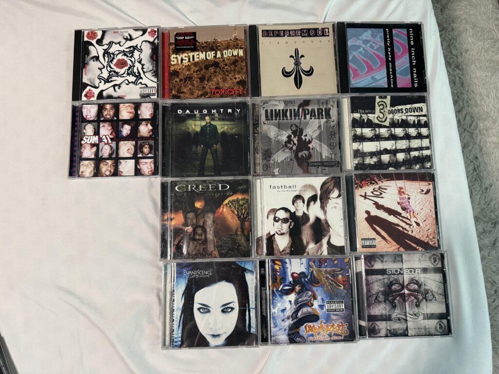 Koleksi CD dan Metal yang ditata rapi di rak, menunjukkan tren nostalgia fisik di kalangan kolektor musik