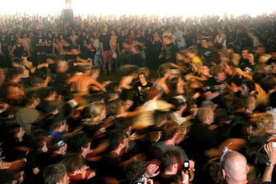 Etika mosh pit di konser metal: kerumunan penonton bergerak dinamis dengan aman dan saling menjaga