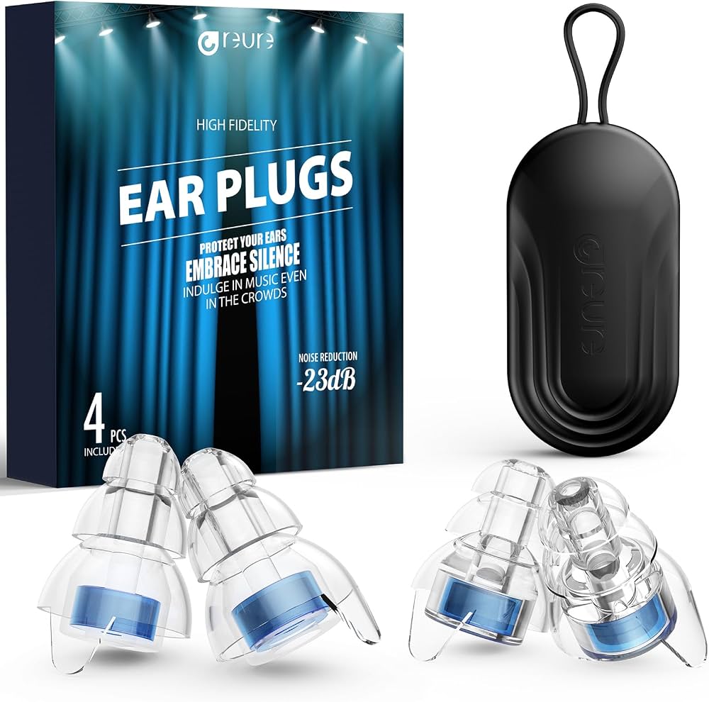 Penonton konser metal dengan earplug dan outfit gelap di tengah kerumunan